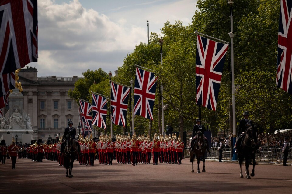 Kistan fördes från Buckingham Palace till Westminster Hall i London en knapp vecka innan begravningen.