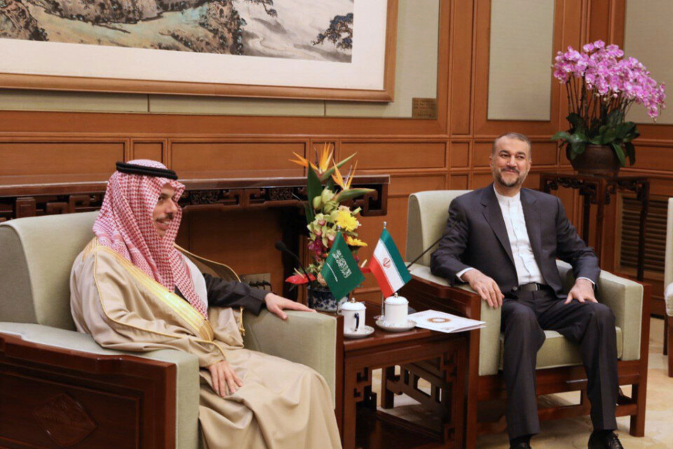 Irans utrikesminister Hossein Amirabdollahian, till höger, och hans saudiske motsvarighet prins Faisal bin Farhan Al Saud i Peking i torsdags.