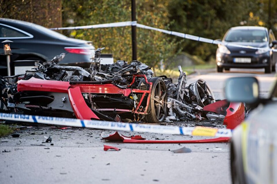 En av mannens lyxbilar, en Ferrari, exploderade i mitten av oktober utanför hans bostad.