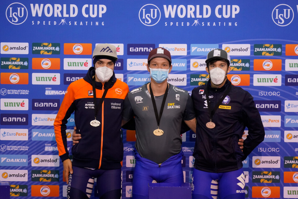 Nederländernas Patrick Roest, Nils van der Poel och Italiens Davide Ghiotto firar efter 5|000 meter i Salt Lake City.