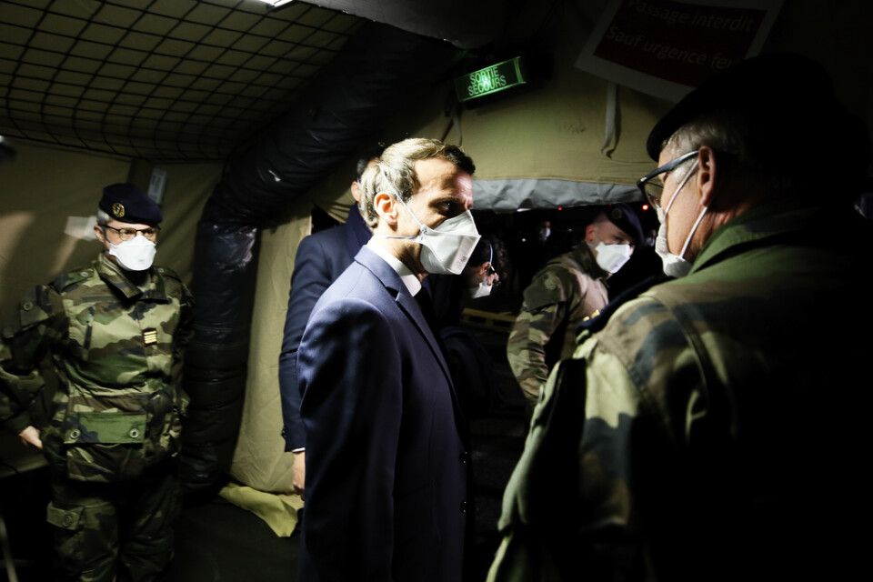 President Emmanuel Macron (i mitten) besöker ett militärt fältsjukhus i östra Frankrike på onsdagen.