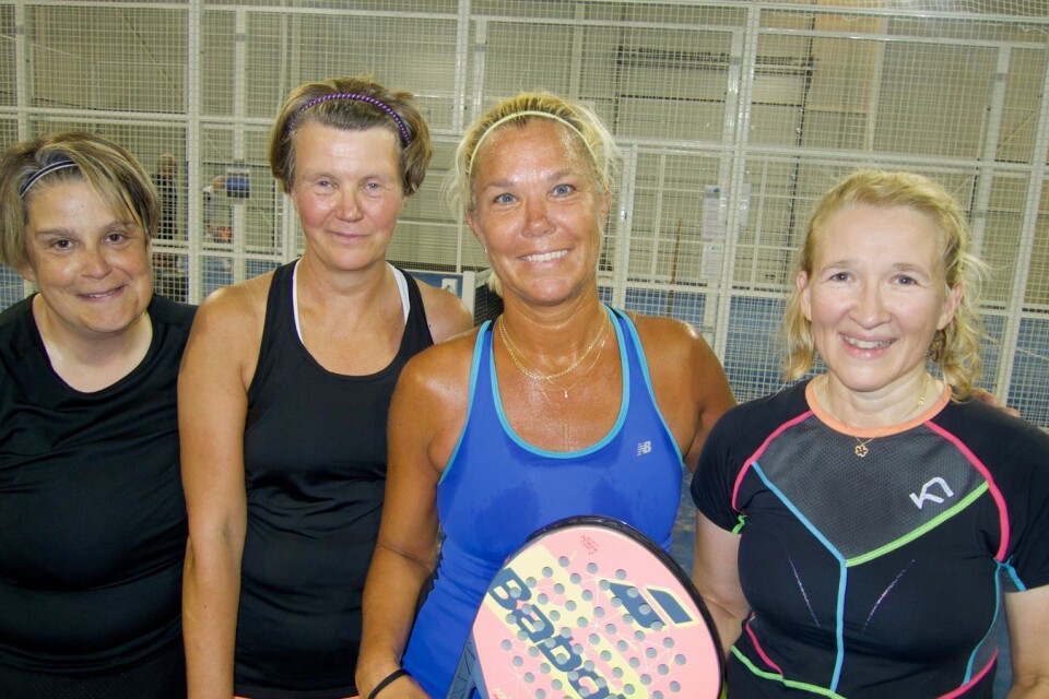 Förra idrottstjejerna, från vänster Cecilia Wilhelmsson, Cecilia Rinaldo, Anna Rye Wolf och Lisa Eriksson,har hittat till padelsporten.