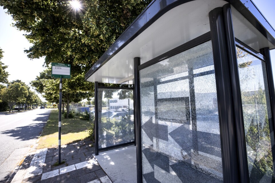 Trots att kommunen har investerat i okrossbart glas till många av busskurerna fortsätter vandaliseringen.