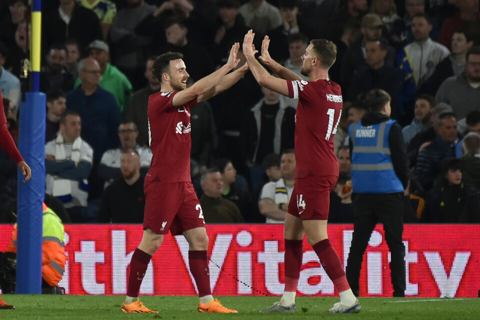 Liverpools Diogo Jota, till vänster, firar 5–1-målet med Jordan Henderson.