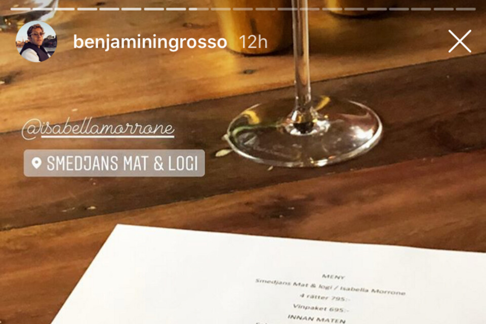 En bild tagen från Benjamin Ingrossos Instagram-story, där man ser honom äta middag på Smedjans mat och logi i Östra Ingelstad.