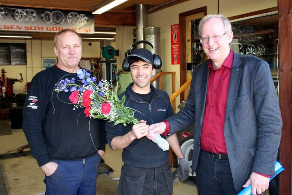 Harald Takvam och Reza Rezai gratulerades med blomma av Bengt Germundsson.