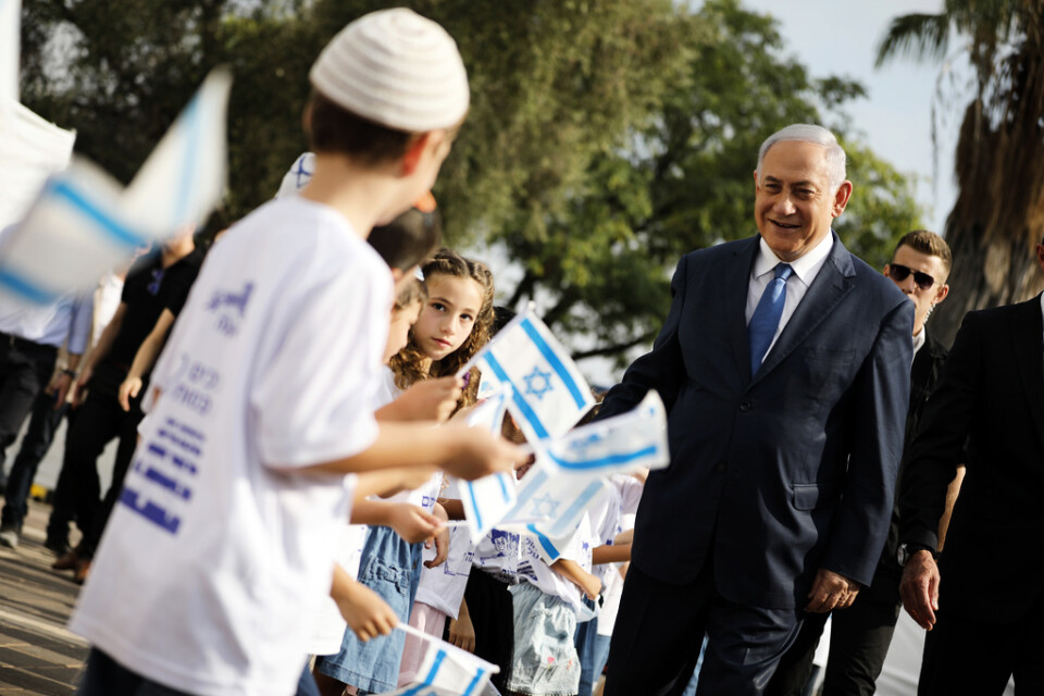 Israels premiärminister Benjamin Netanyahu bevistar öppnandet av en skola i bosättningen Elkana på Västbanken den 1 september .Arkivbild.