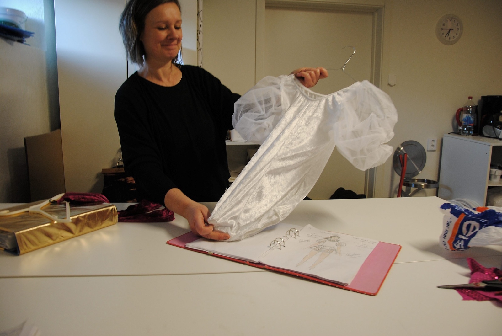Joanna Idström gör skisserna till dräkterna. Hon har alltid varit intresserad av att sy och har gått en tvåårig utbildning i mode och design. 			            FOTO: SUSANNE GÄRE