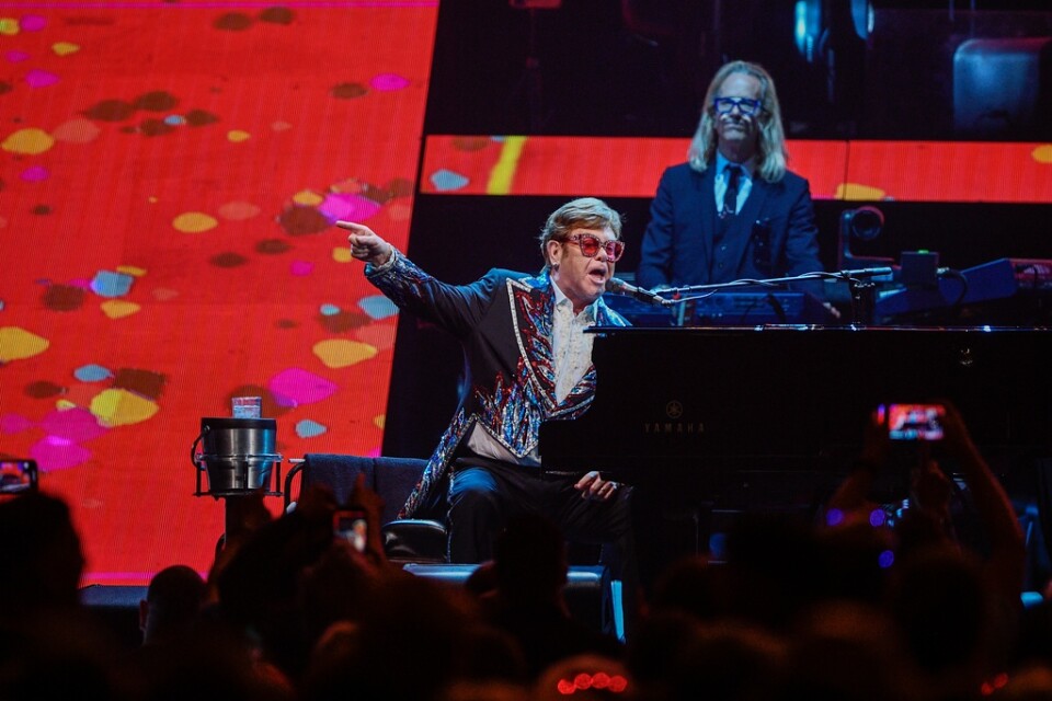 Elton John uppträder på Tele2 arena i Stockholm.