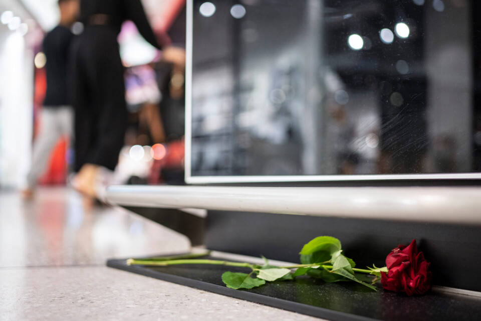 En ros har lagts på golvet på köpcentrumet Emporia i Malmö, där en man dödades i en skottlossning den 19 augusti. Han blev 2022 års 45:e dödsoffer i en skjutning i Sverige. Arkivbild.