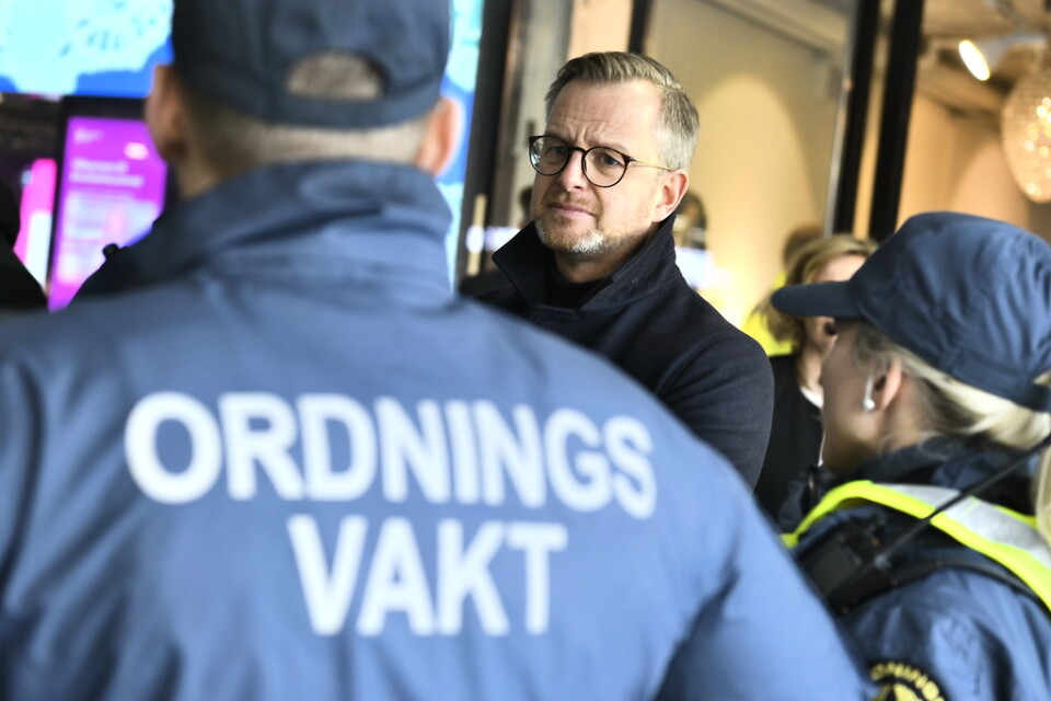 Inrikesminister Mikael Damberg (S) med ordningsvakter i Stockholm. Arkivbild.