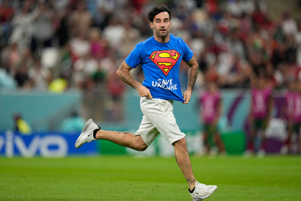 Mario Ferri stormade planen under VM-mötet mellan Portugal och Uruguay.