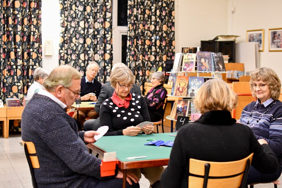 Ett trettiotal medlemmar i Borrby Bridgeklubb träffas varje måndagskväll på Borrby skola för att spela kort tillsammans. ”Det är kul att intresset är så stort” säger Kurt Mollin, ordförande i föreningen