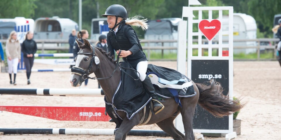 Isabella Aaby-Ericsson (som här firar en seger i Karl Oskar Cup 2021 med ponnyn Spirit) slutade fyra i SM.