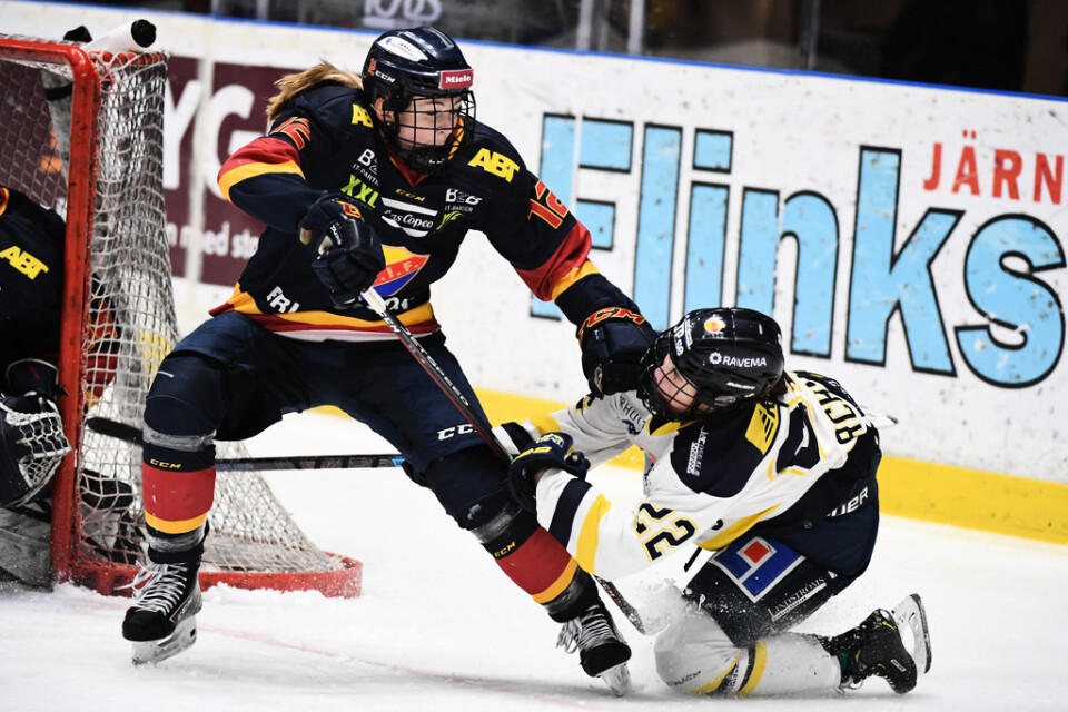 Djurgårdens Allie Munroe och Kennedy Marchment i HV71 under SM-semifinalspelet tidigare i år. Nu har damhockeyligan säkrat ett stort sponsorkontrakt trots de osäkra tiderna. Arkivbild.