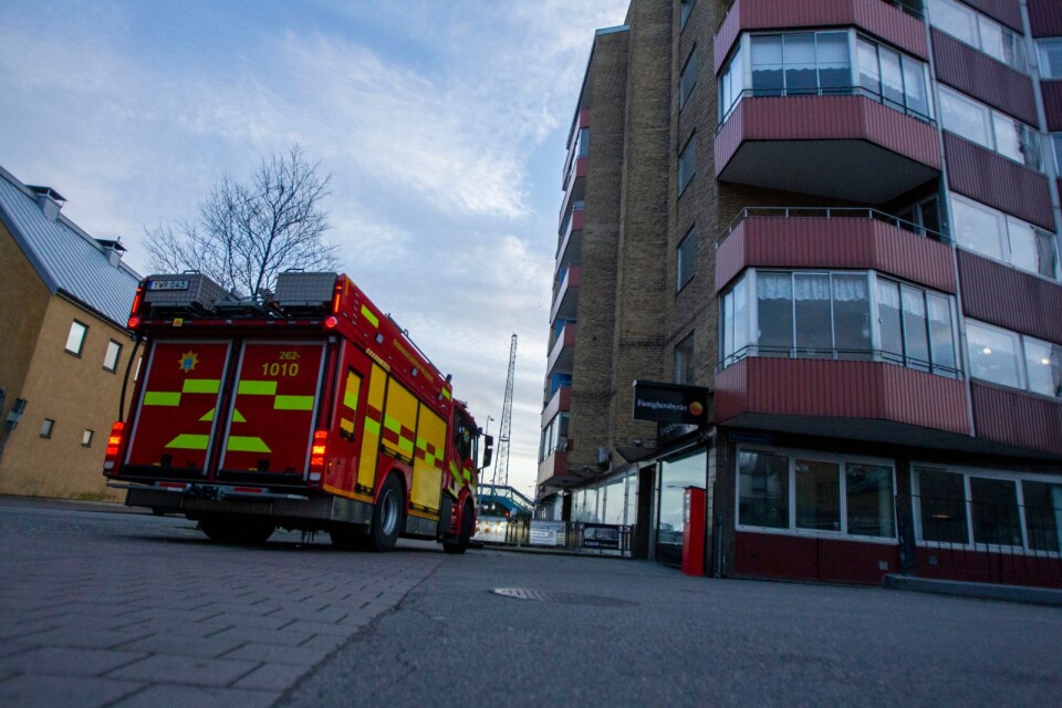 Räddningskåren såg inga eldslågor slå ut ur flerfamiljshuset i korsningen Hamngatan / Corfitz Beck-Friisgatan.