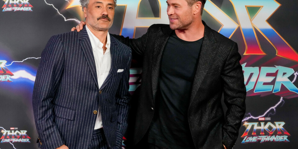 Chris Hemsworth och regissören Taika Waititi bakom filmen "Thor:Love and thunder" , som inte får visas på bio i Malaysia på grund av gay-scener. Arkivbild.