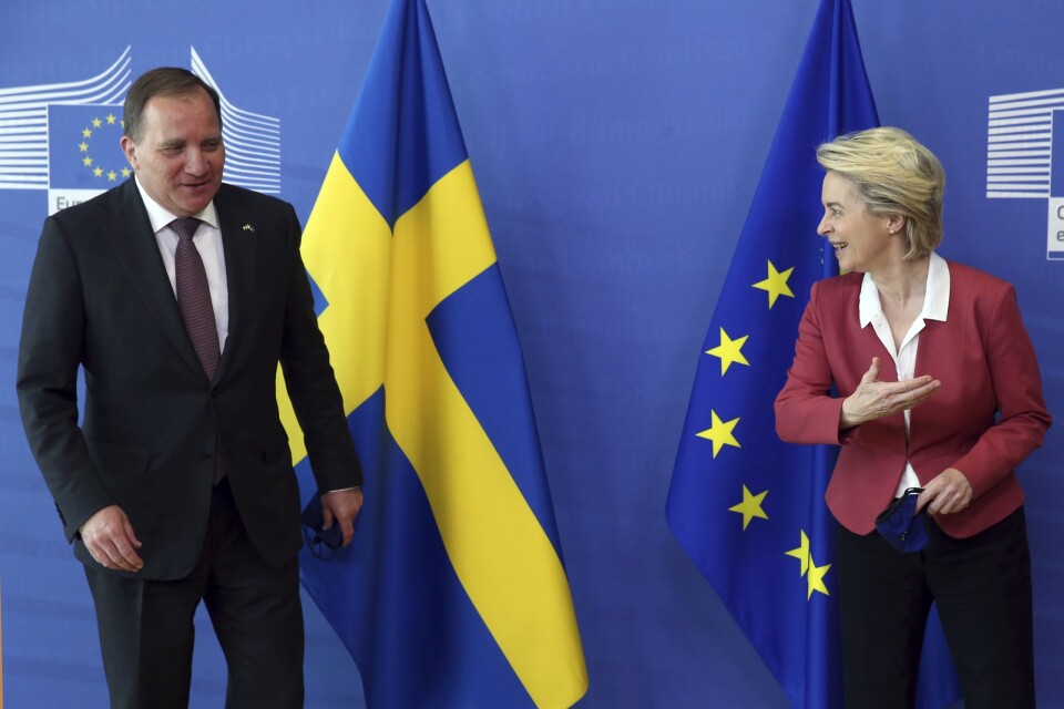 Den här vägen, visar EU-kommissionens ordförande Ursula von der Leyen till statsminister Stefan Löfven vid tisdagens möte i Bryssel.