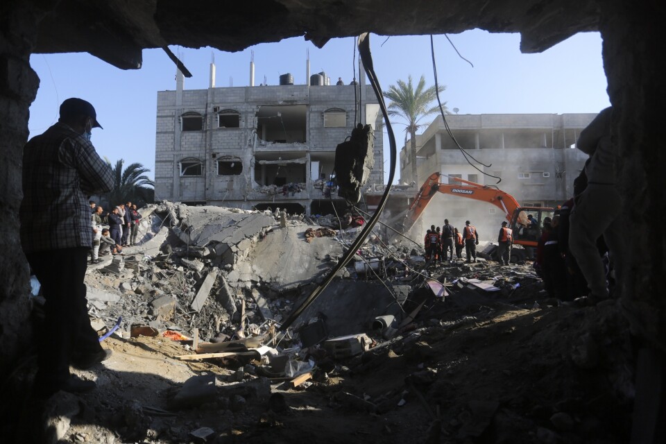 Sökande efter överlevande efter bombningar i Gaza.