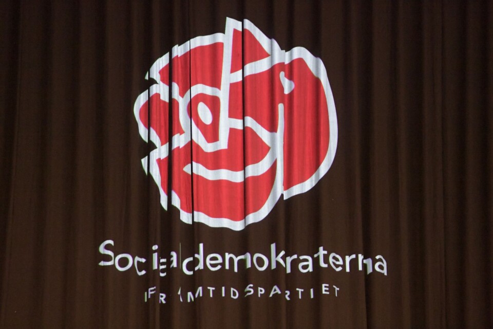 Birgitta Ahlmroth (S) är stolt över den röda rosen.