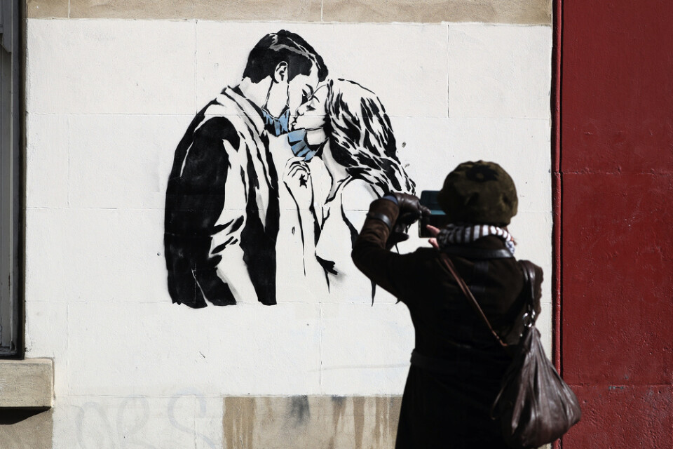 Graffitikonstnären Rebel Bear har målat en vägg i Glasgow, Skottland, på ett par som kysser varandra. Arkivbild.