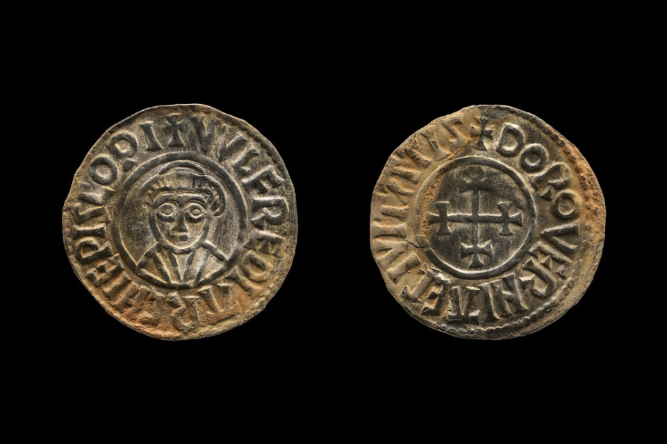 Två av mynten i skatten, som kommer från tiden då vikingarna stred mot anglosaxer på de brittiska öarna.