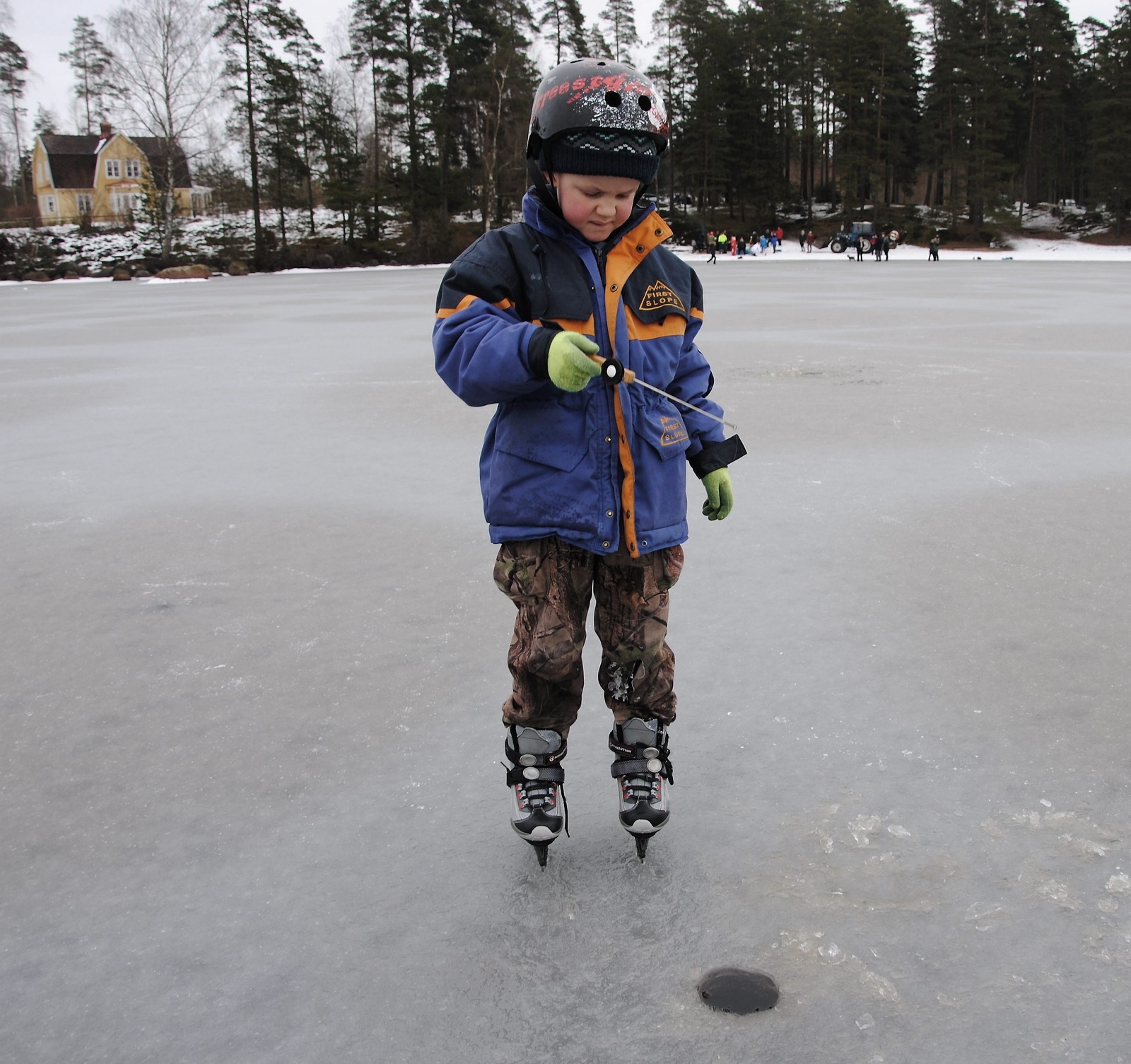 Malte Gunnarsson, 7, från Visseltofta varvade fiske med skridskoåkning. Han var duktig på att åka skridskor - men tyckte det var roligast att fiska.