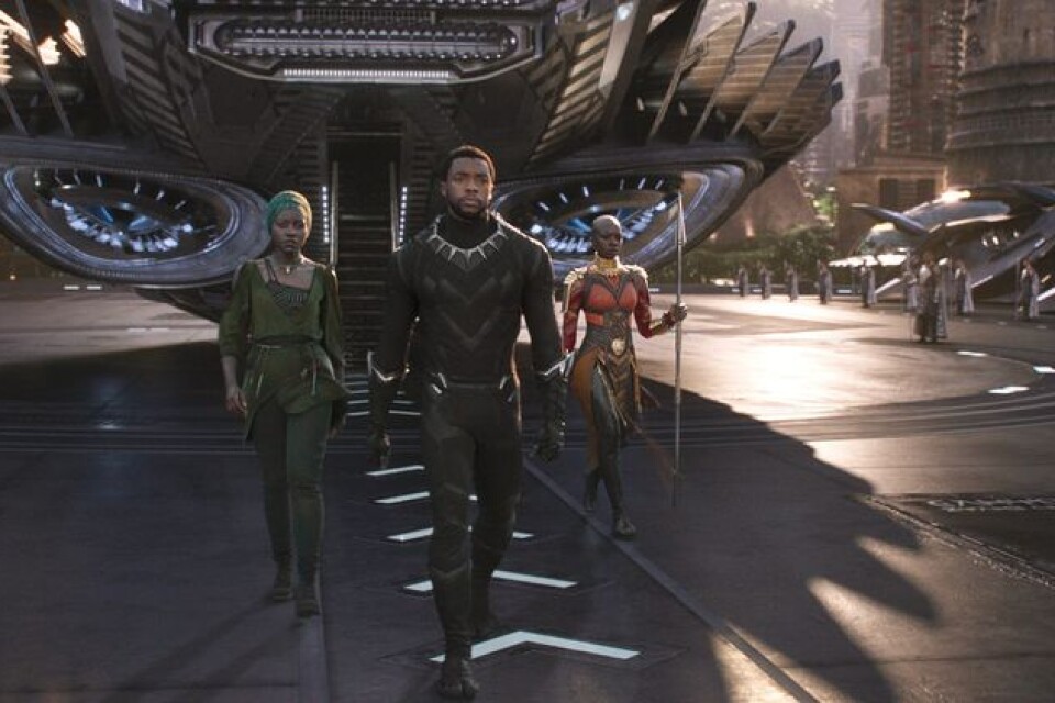 Spionen Nakia (Lupita Nyong'o), kung T'Challa (Chadwick Boseman) och Okoye (Danai Gurira) kämpar tillsammans för Wakanda i ”Black Panther”.