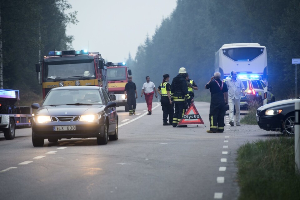 Polis evakuerar boende under skogsbranden i Västmanland 2014. Händelsen tas upp som skräckexempel i en debattartikel för att ingen hade koll på vart de evakuerade tog vägen. Arkivbild.