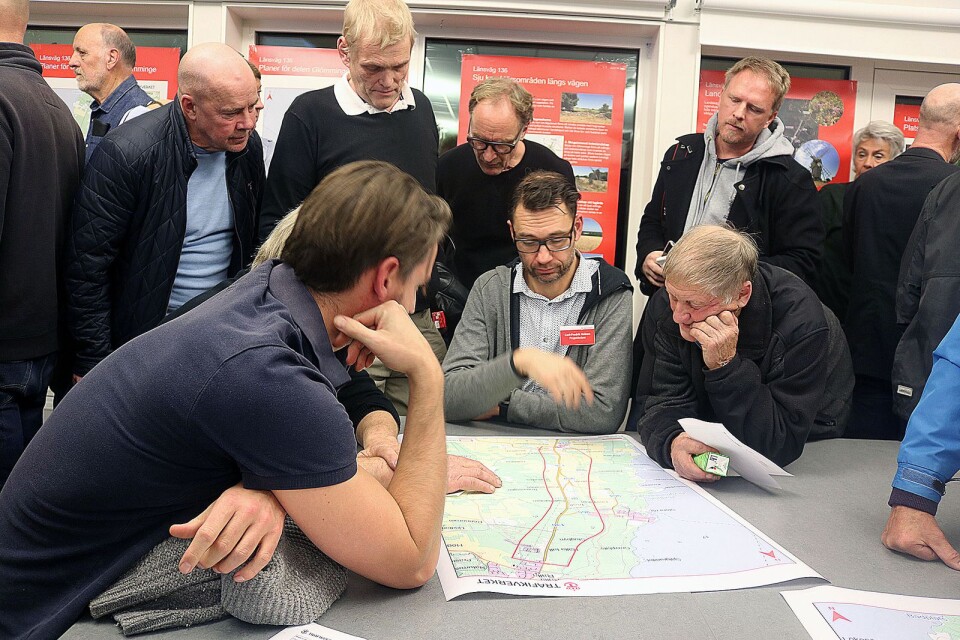 När Trafikverket hade Öppet hus i Glömminge i början av november kom 200 personer. Många har sedan skrivit till verket och uttryckt sina åsikter om den kommande ombyggnationen. I mitten projektledare Carl-Fredrik Nelsson.