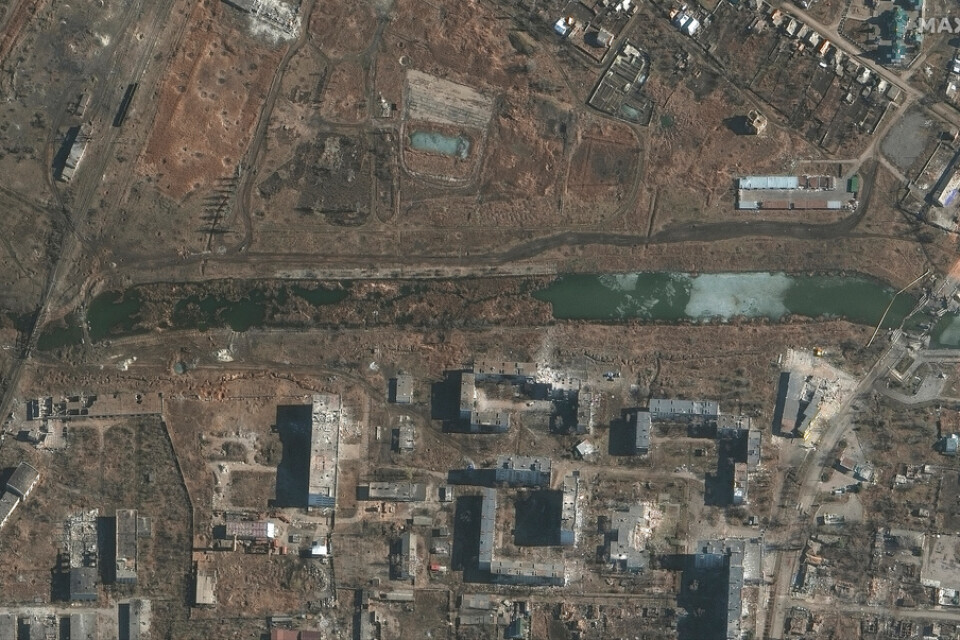 Bachmut delas av floden Bachmutovka. Den här satellitbilden som togs i måndags för en vecka sedan (den 6 mars) visar hur broar över floden har förstörts.