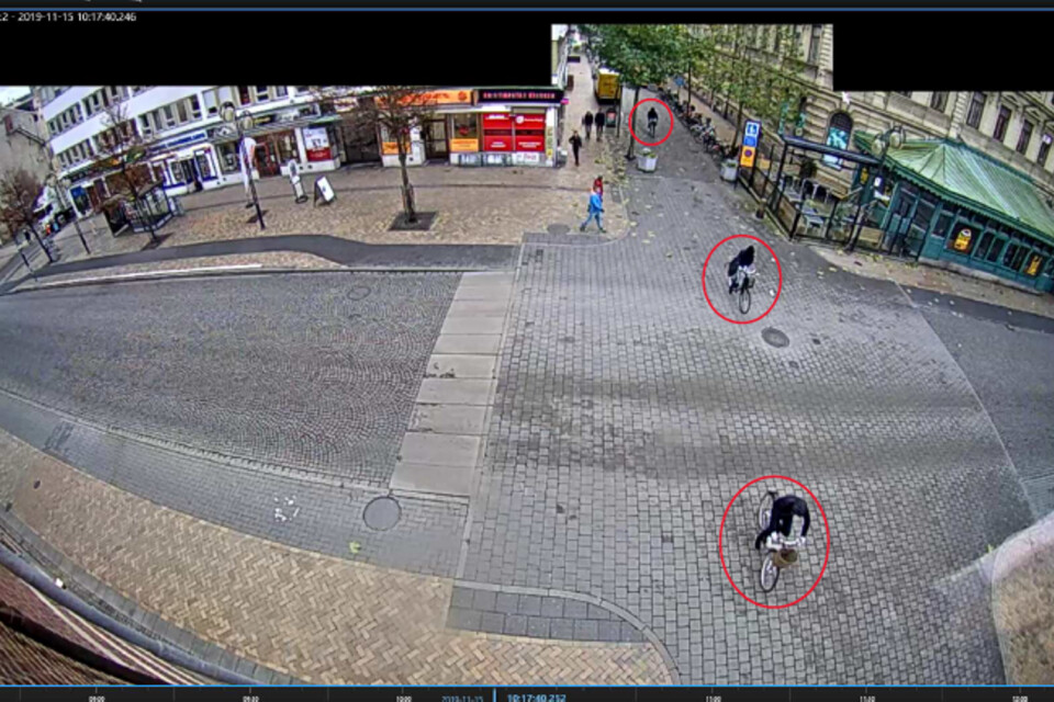 Here the robbers are fleeing by Stora Torg after the robbery against Goldsmith Sandgren. Screenshot from the police’s surveillance camera.