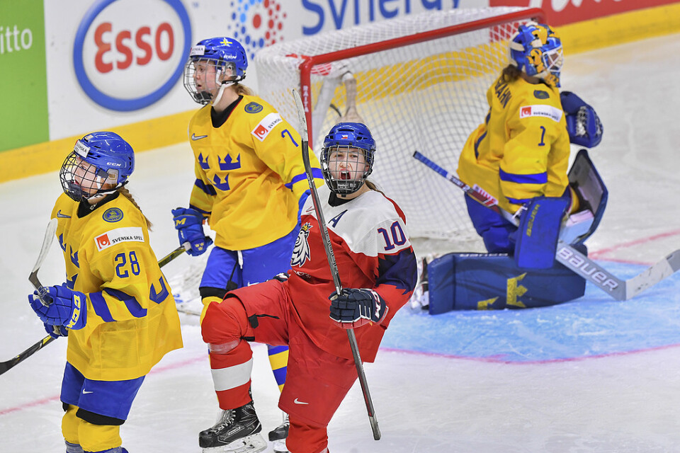 Denisa Krizova firar sitt mål mot Sverige i VM. Nästa säsong spelar hon i Brynäs i SDHL. Arkivbild.