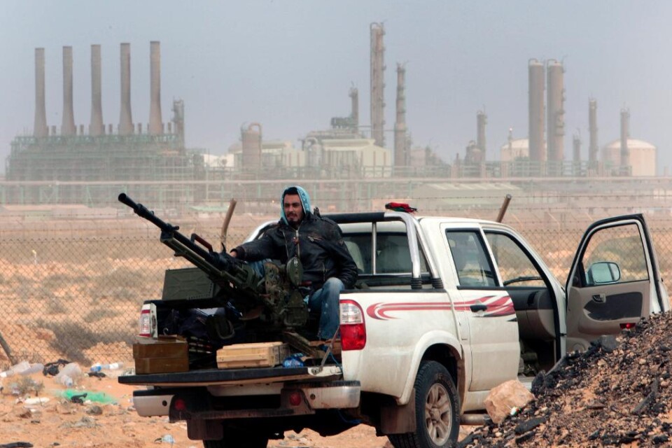 Libyen har bett FN:s säkerhetsråd om undantag från vapenembargot för kunna importera 150 stridvagnar, stridsflyg och andra tunga vapen för att bekämpa Islamiska staten (IS) och andra extremistgrupper. Vapenembargot har varit i kraft sedan inbördeskriget