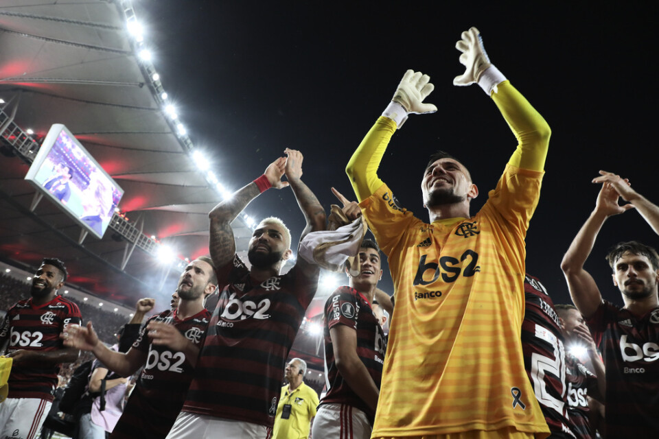 Flamengo-spelare firar finalplatsen i Copa Libertadores. Matchen flyttas nu till Perus huvudstad Lima.