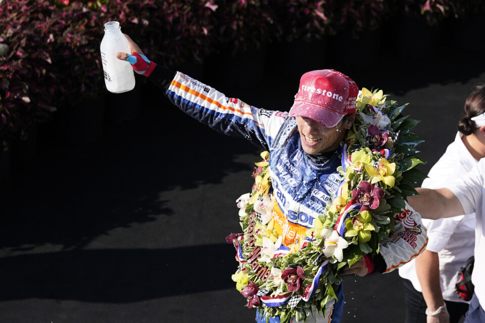 Takuma Sato firar traditionsenligt med mjölk efter att ha vunnit Indianapolis 500.
