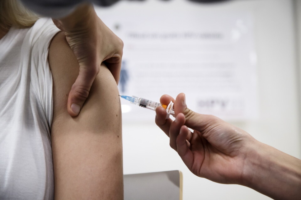 En kvinna får en spruta med hpv-vaccin. Arkivbild.