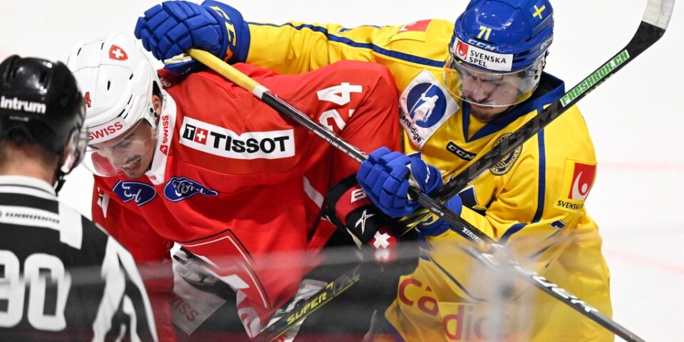Sverige och Schweiz möts i VM-genrep i Göteborg i vår. Här Isac Brännström och Tobias Geissler i kamp under nationernas möte i Karjalaturneringen tidigare under säsongen. Arkivbild.