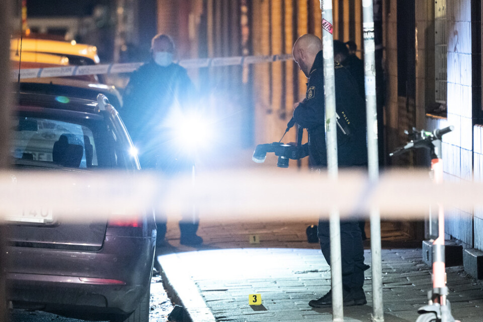 Polis undersöker brottsplatsen på Bergsgatan efter det misstänkta mordförsöket. Arkivbild.