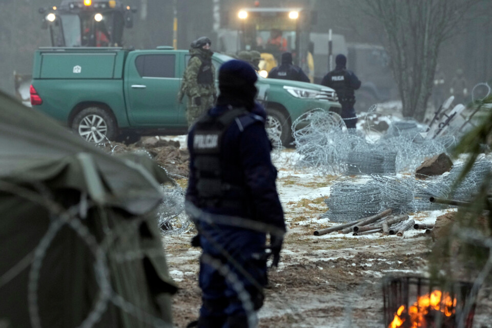 Vakter och militär bevakar byggandet av Polens mur mot Belarus. Bild tagen 27 januari.