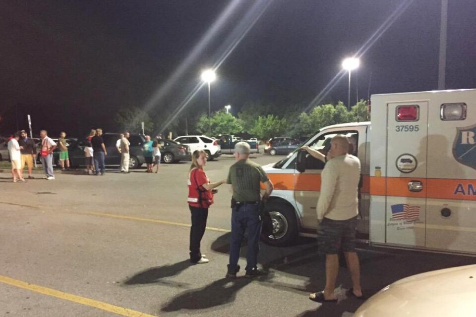 Ett godståg har spårat ur i delstaten Tennessee i USA och börjat brinna. Omkring 5 000 boende har evakuerats och ett tiotal poliser rökförgiftats. Tåget var lastat med ett mycket giftigt och brandfarligt ämne, akrylnitril som används i tillverkning av b