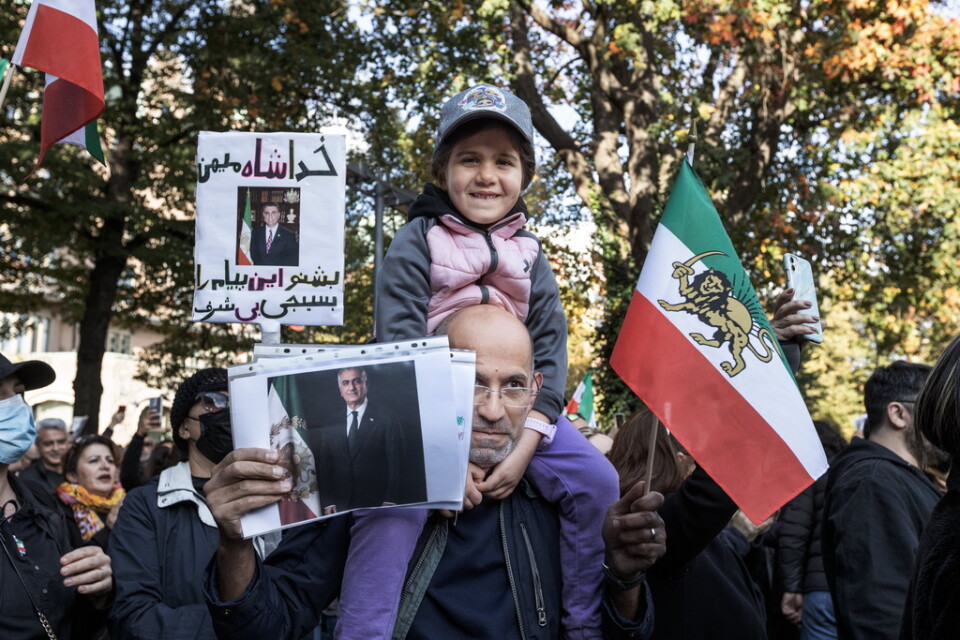 Hossein och dottern Laura på demonstrationen vid Norra Bantorget.
