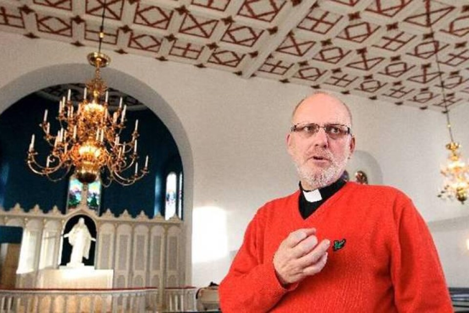 Kyrkoherde Åke Appelgren tycker det är värt att på prov ta bort altarringen, den staketliknande delen, framför altaret.