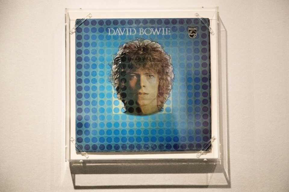 Skivomslaget till "Space oddity" visas på en utställning om David Bowie i New York. Singel presenterade Major Tom, en astronaut på drift i rymden. Arkivbild.