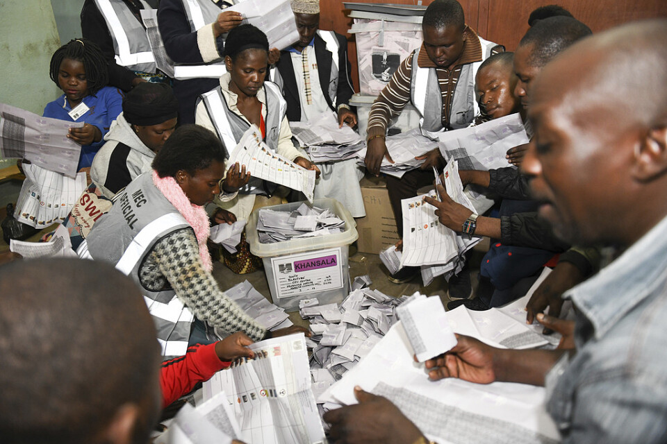 Valarbetare räknar röster efter valet i Malawi.