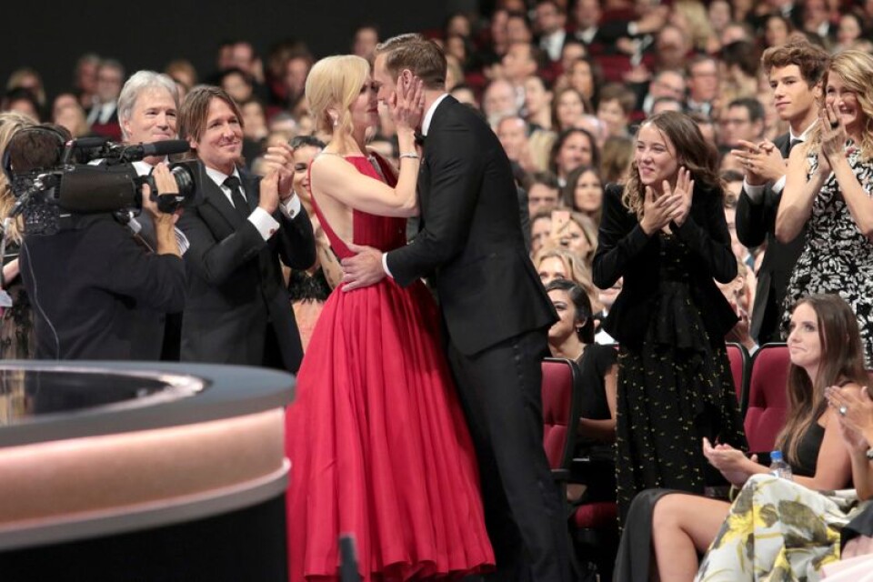 Motspelerskan Nicole Kidman gratulerar Alexander Skarsgård till statyetten under Emmygalan.