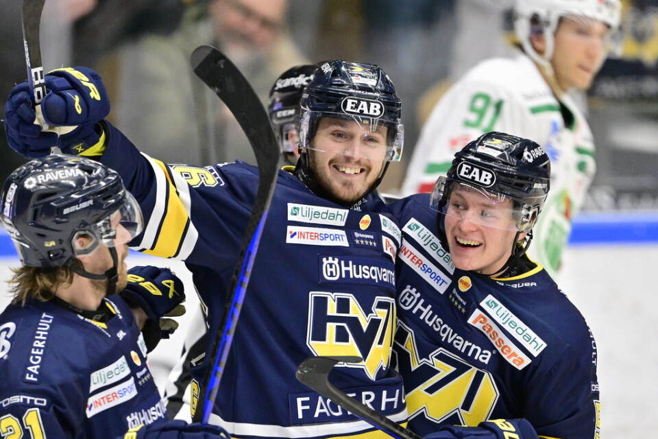 HV71:s Fredrik Forsberg jublar med lagkamraterna efter sitt 4–0-mål under lördagens ishockeymatch i SHL mot Rögle.