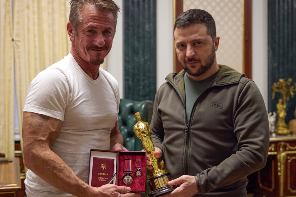 Sean Penn lånar ut sin Oscarsstatyett till Volodymyr Zelenskyj.