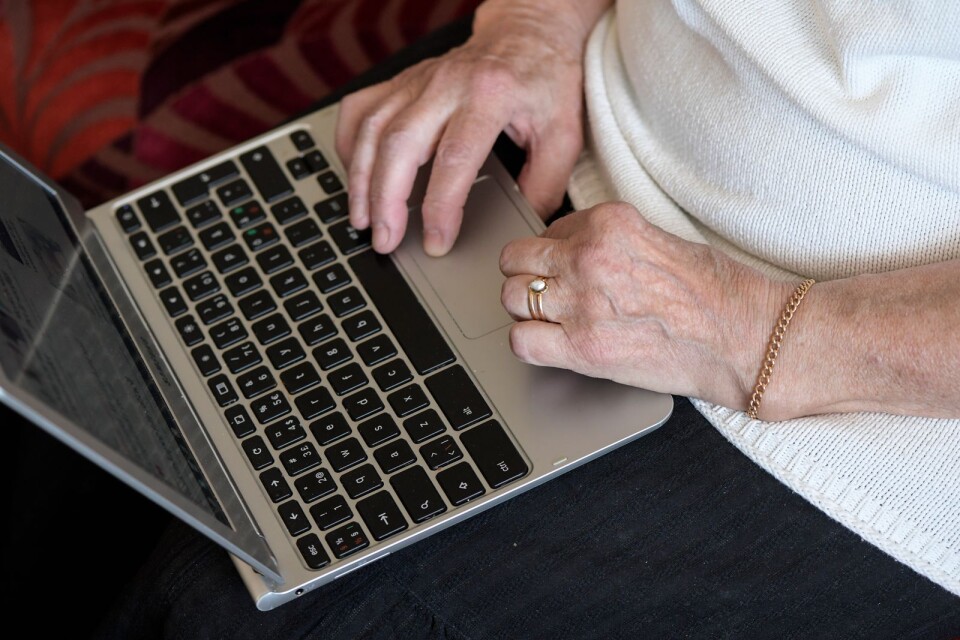 STOCKHOLM 20170602 - Äldre kvinna använder bärbar dator i hemmet
Foto: Anders Wiklund / TT kod 10040