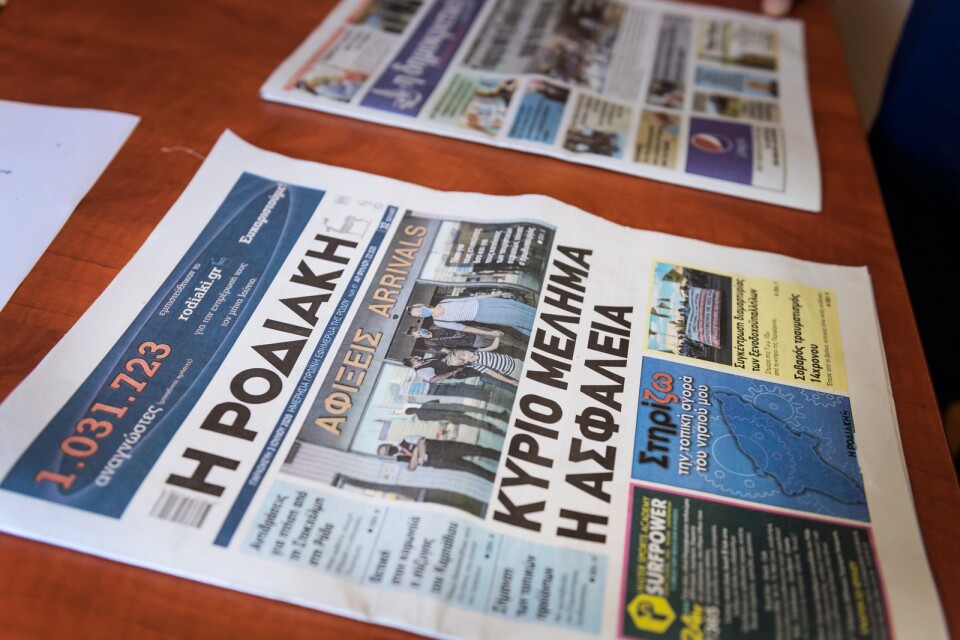 Lokala tidningar på Rhodos har svenska charterresenärerna på förstasidan i fredagens tidning.